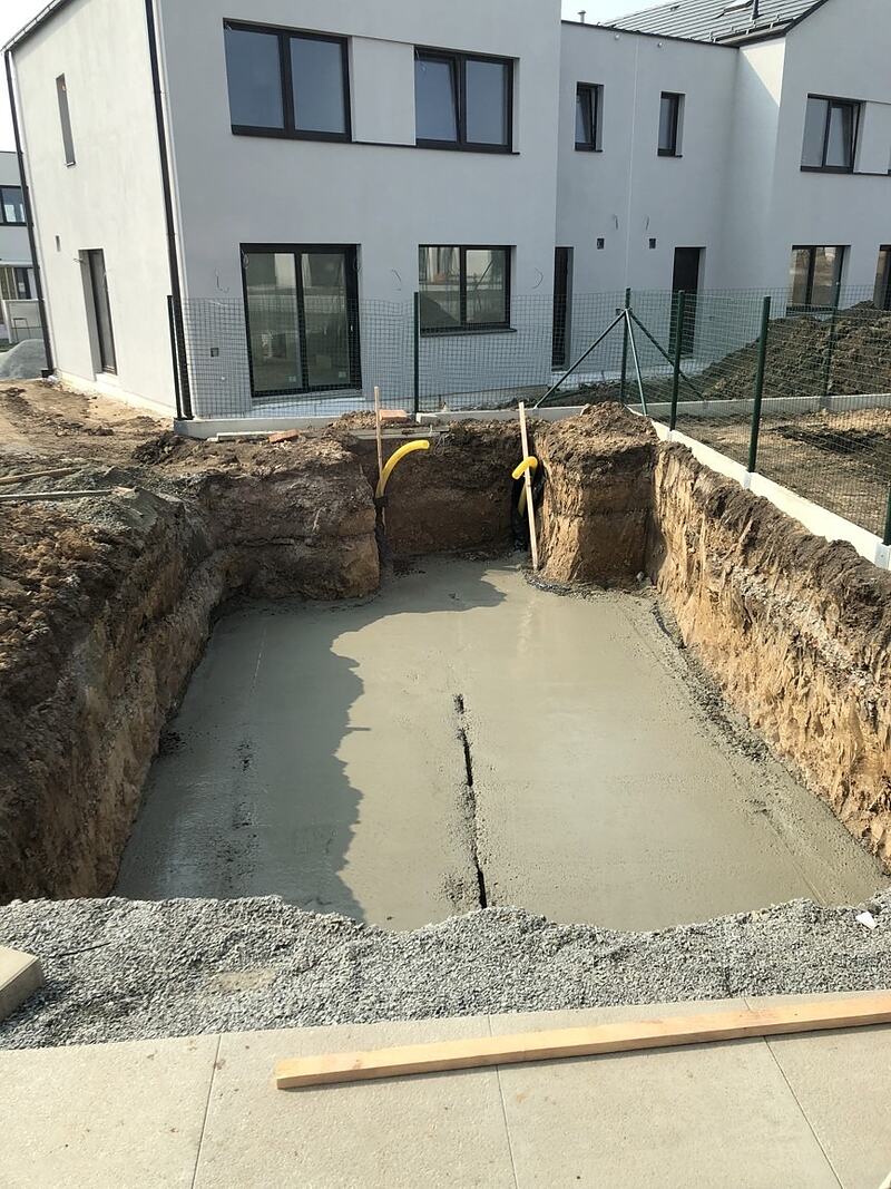 Vybetónovaná základová doska vo výkope pred novostavbou rodinného domu