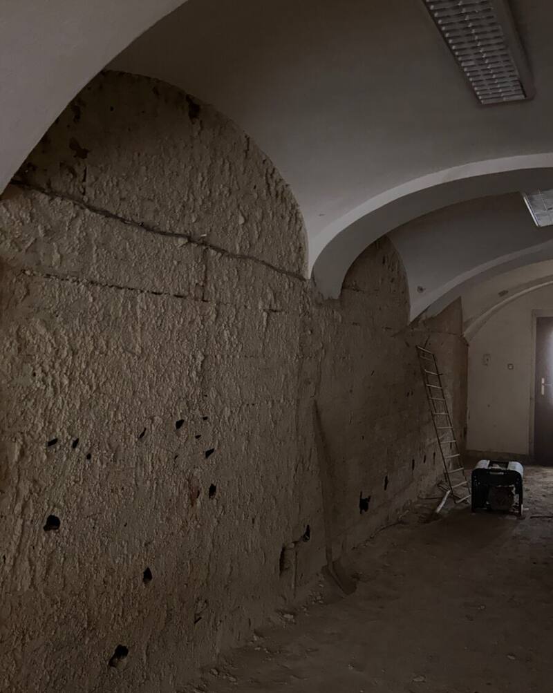 Klenbová pivnica so zbitou starou omietkou, pripravená na novú omietku